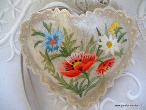 Ambiance déco et parfumée- Ravissant coussinet senteur de lavandin en forme de coeur brodé main bouquet de France feston écru