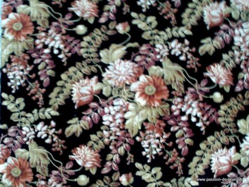 LINGE ANCIEN – Coupon de tissu Napoéon III  avec belles fleurs sur fond noir  : couture -patchwork