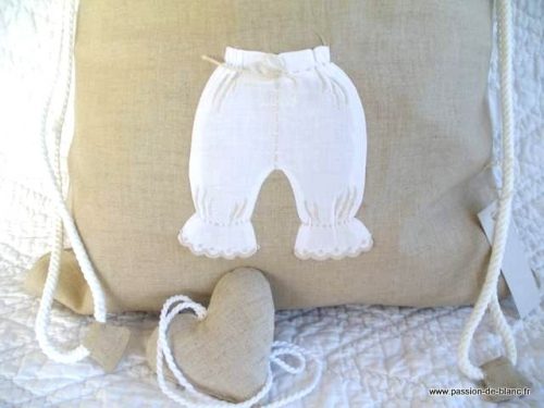 Ambiance déco et parfumée – Petit sac pochette de rangement écru modele panty avec coeur senteur