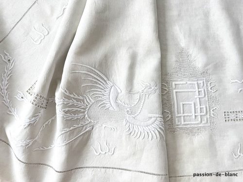 LINGE ANCIEN / Somptueux drap brodé main sur toile de lin fin époque Indochine avec phénix et symboles asiatique