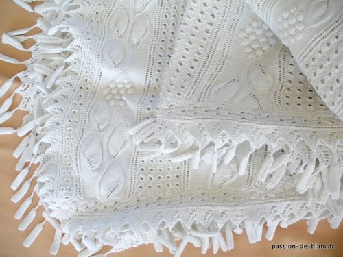 Belle courte-pointe ou dessus de lit  réalisé aux aiguilles,beaux motifs, en coton fin blanc
