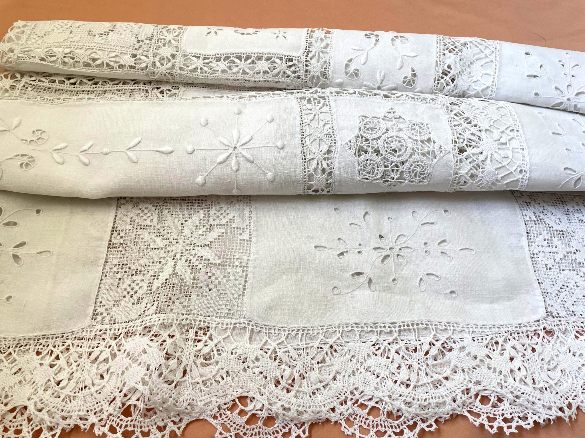 Carton d'ancien linge de maison brodé : draps et taies d'... - 86273667-196