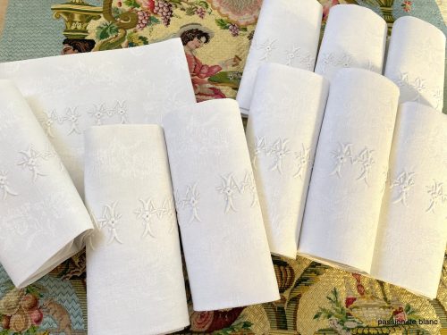 Lot 12 serviettes table en damassé de lin, motifs floraux et monogramme MM