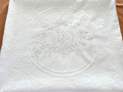 Linge ancien – Couverture en piqué coton blanc avec imposant monogramme ” JC ” brodé main