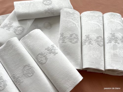 Lot 11 serviettes en fil de lin damassé avec scène champêtre: châteaux, cygnes et mono AO