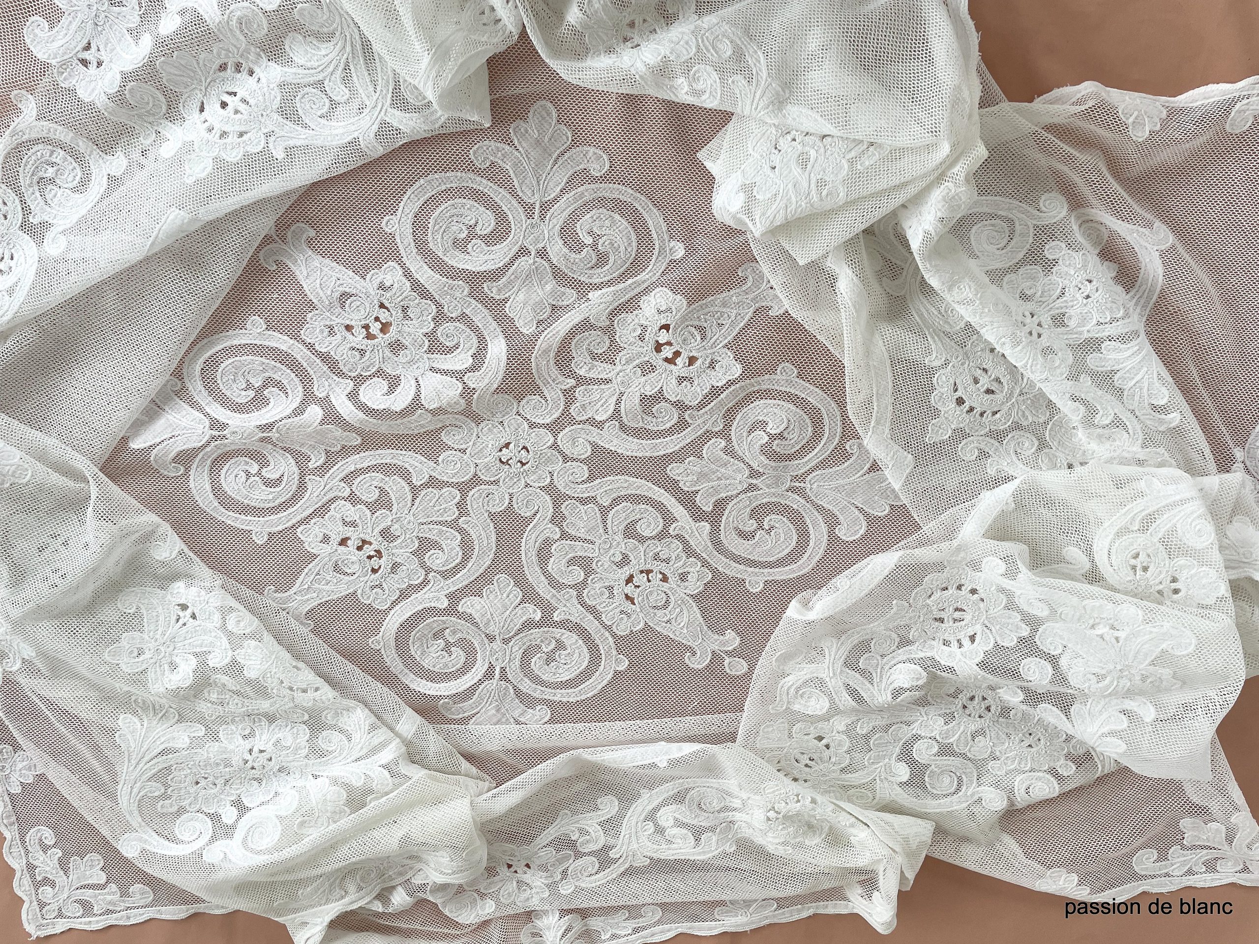 nappe blanche tulle
