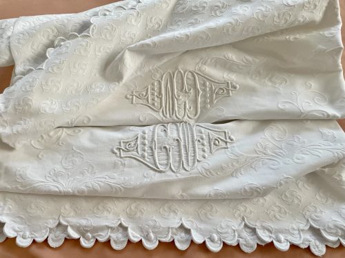 Couverture festonnée en piqué coton blanc avec 2 monogrammes  » CM  » broderie main main
