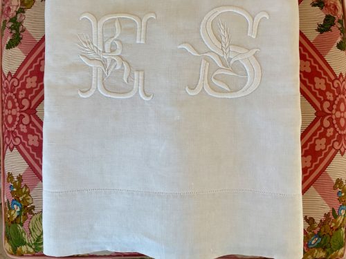 Grand drap en lin fin blanc avec beau travail de broderie main pour le monogramme ES