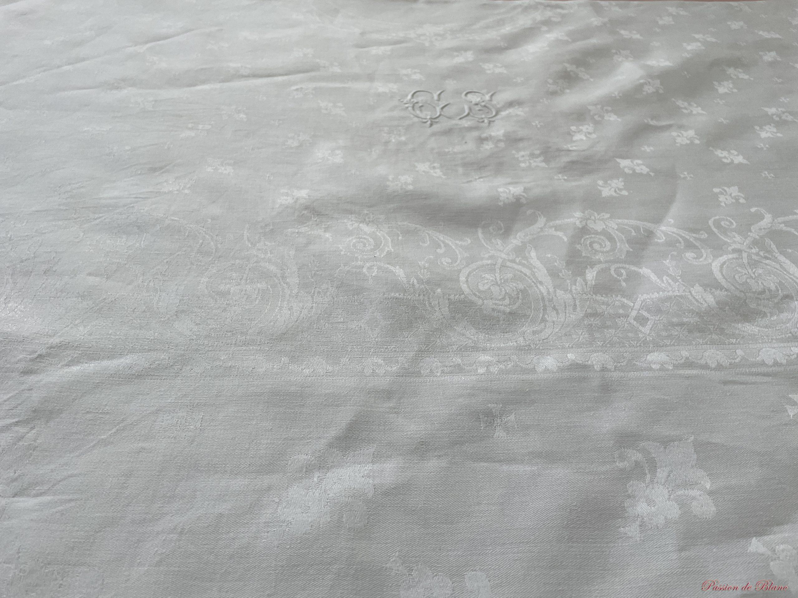 Nappe en damassé de fil de lin avec fleurs de Lys et 2 monogrammes CS – Image 6