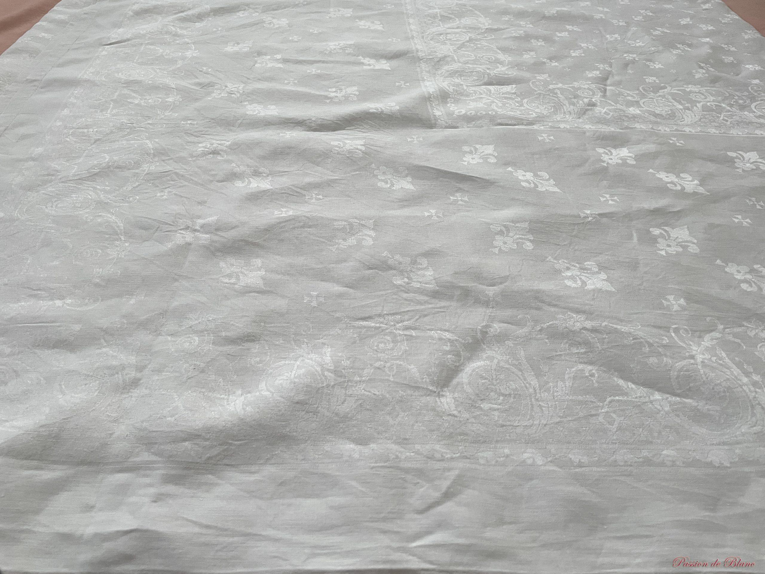 Nappe en damassé de fil de lin avec fleurs de Lys et 2 monogrammes CS – Image 2