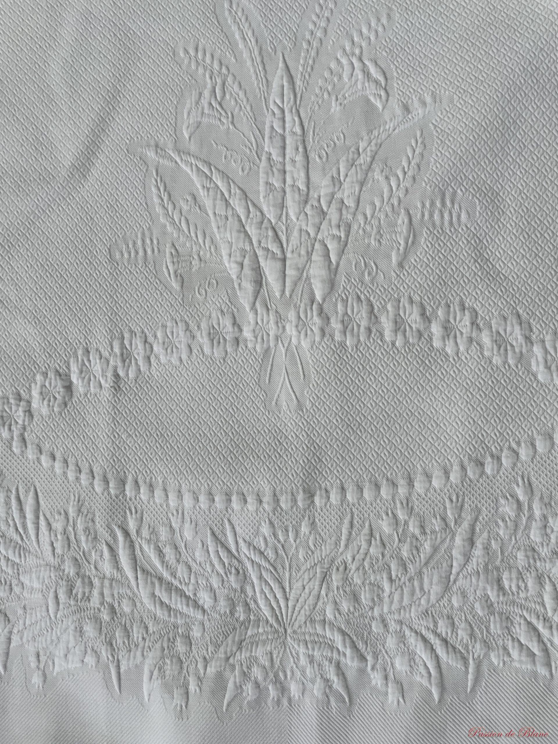 Superbe couverture en piqué blanc avec 1 volant dentelle et monogramme M A T – Image 9