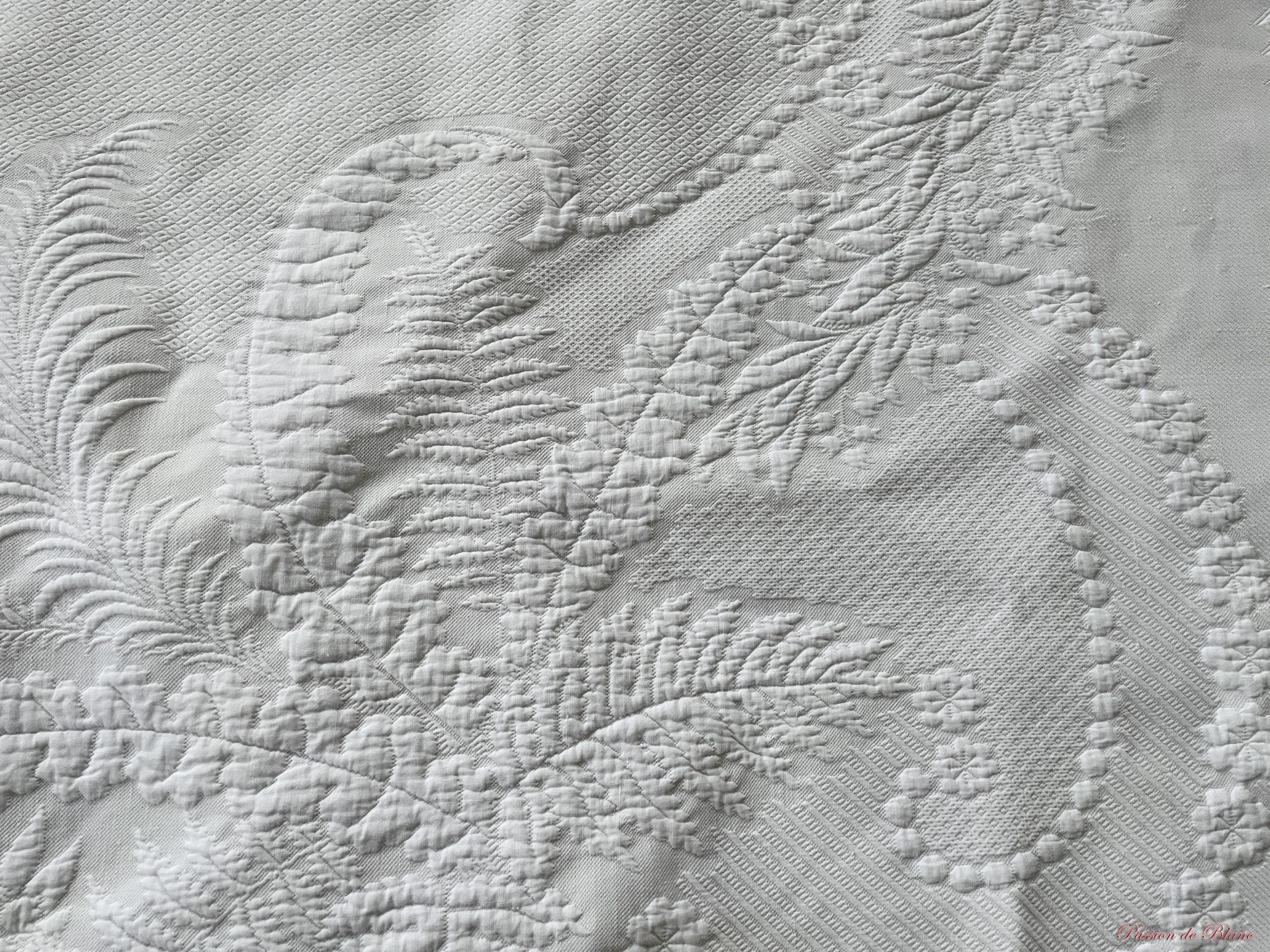 Superbe couverture en piqué blanc avec 1 volant dentelle et monogramme M A T – Image 8