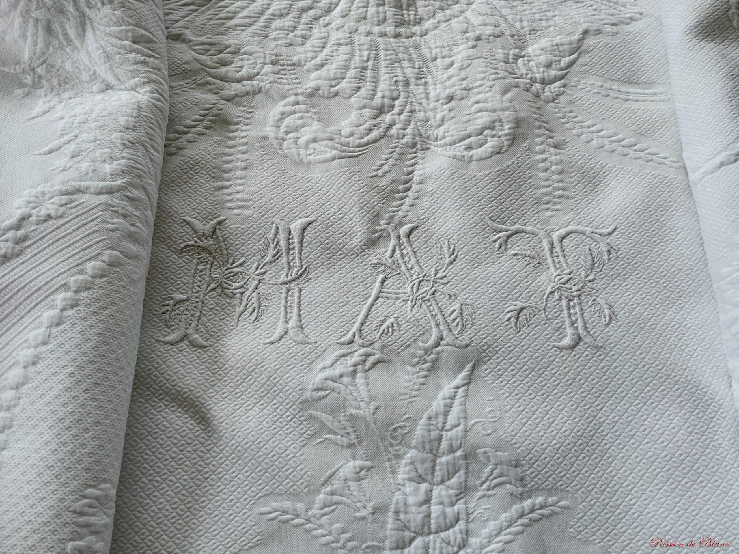 Superbe couverture en piqué blanc avec 1 volant dentelle et monogramme M A T – Image 7