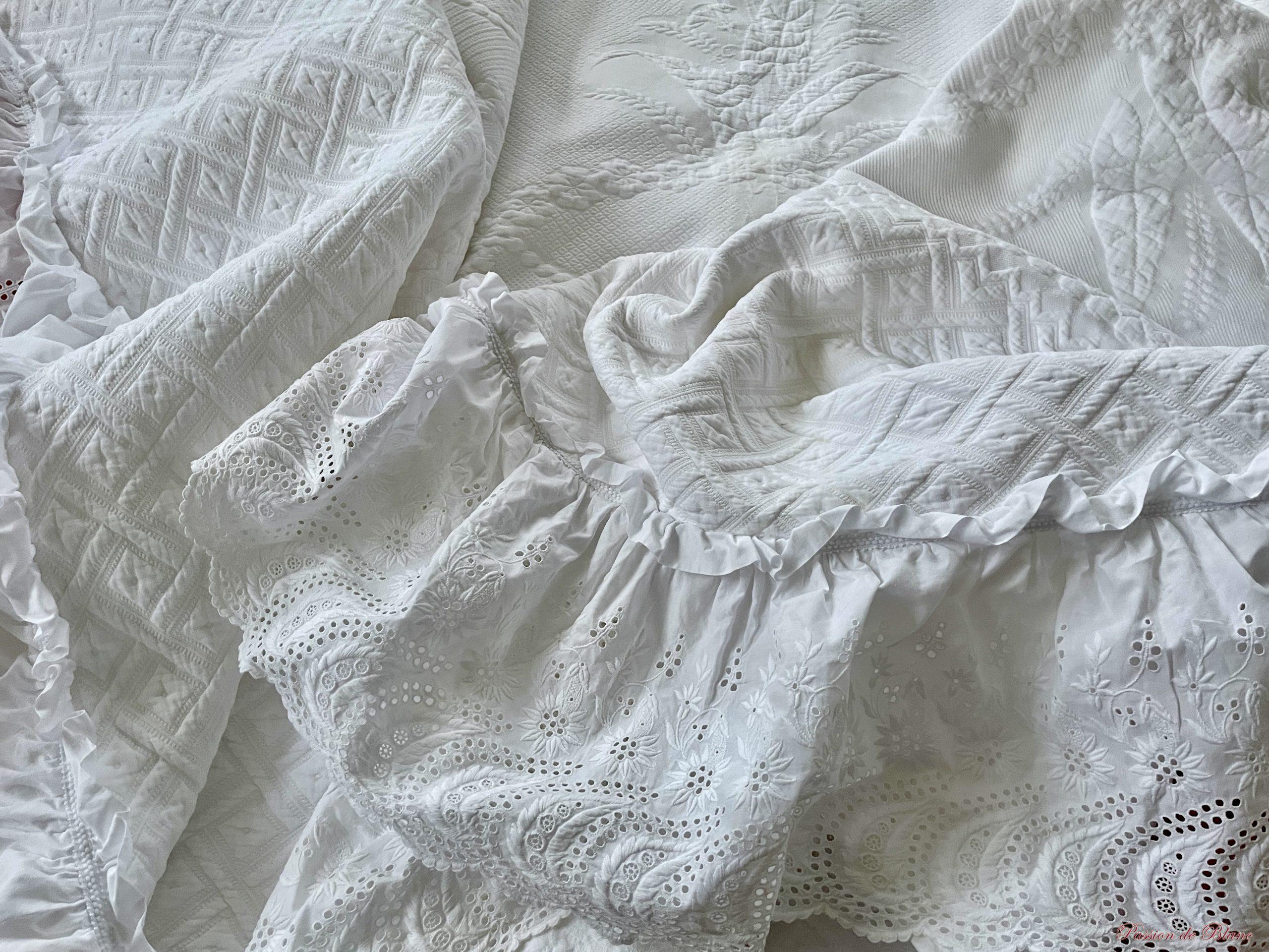 Superbe couverture en piqué blanc avec 1 volant dentelle et monogramme M A T – Image 11
