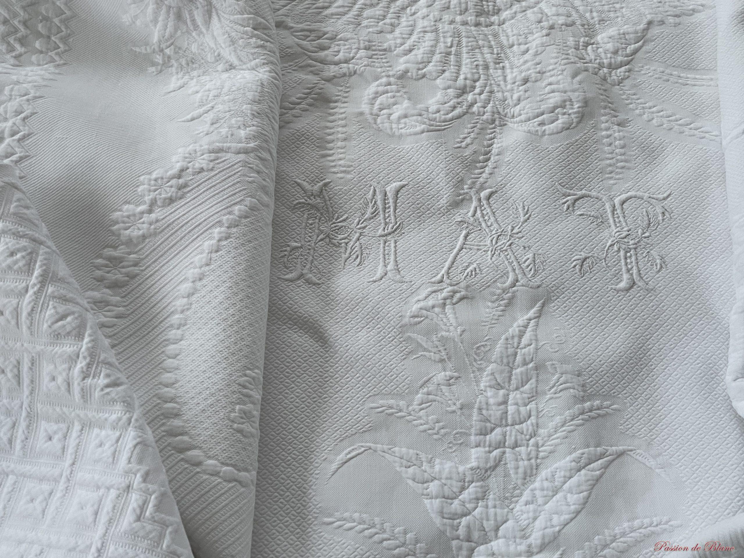 Superbe couverture en piqué blanc avec 1 volant dentelle et monogramme M A T – Image 5