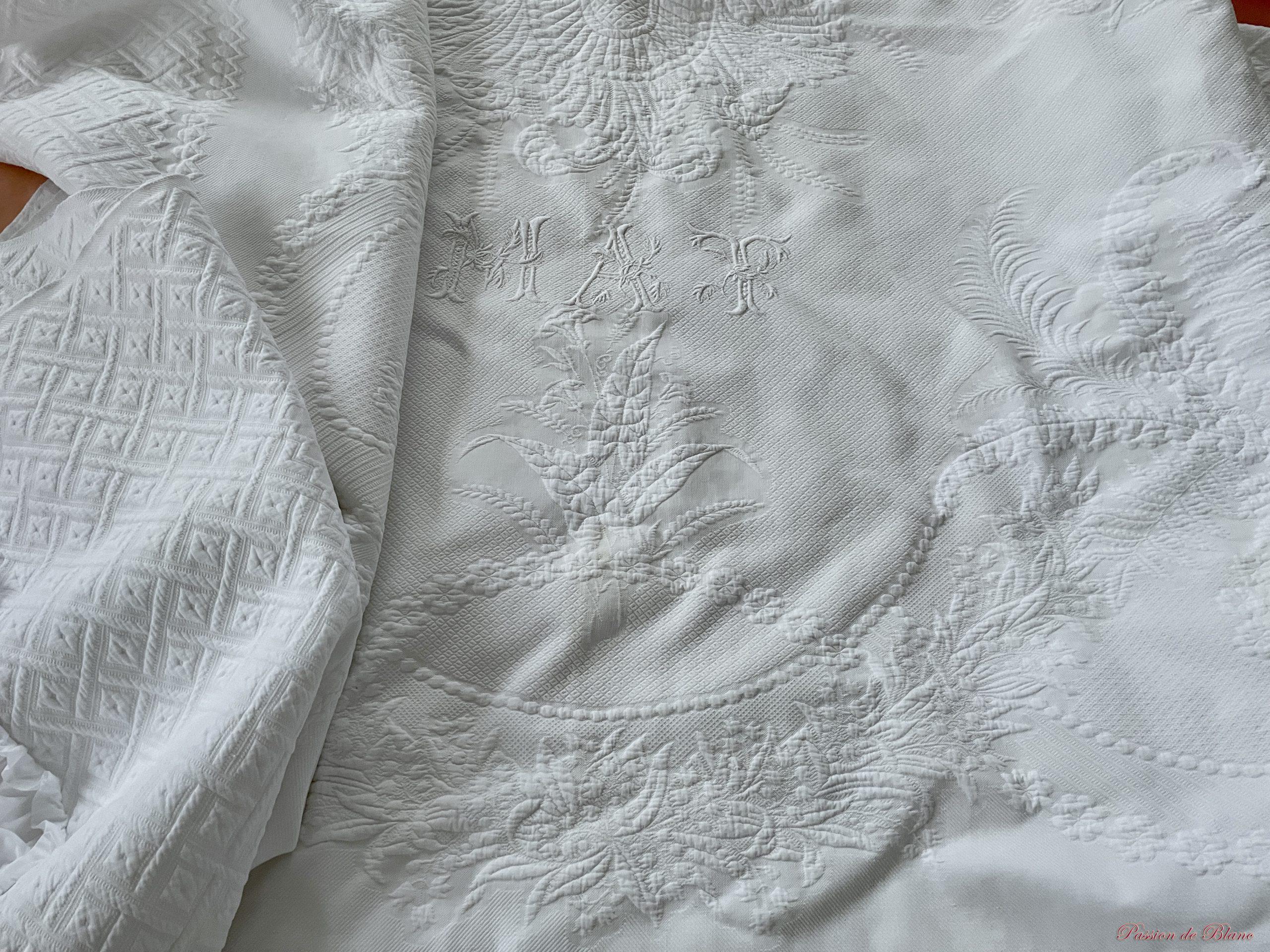 Superbe couverture en piqué blanc avec 1 volant dentelle et monogramme M A T – Image 4