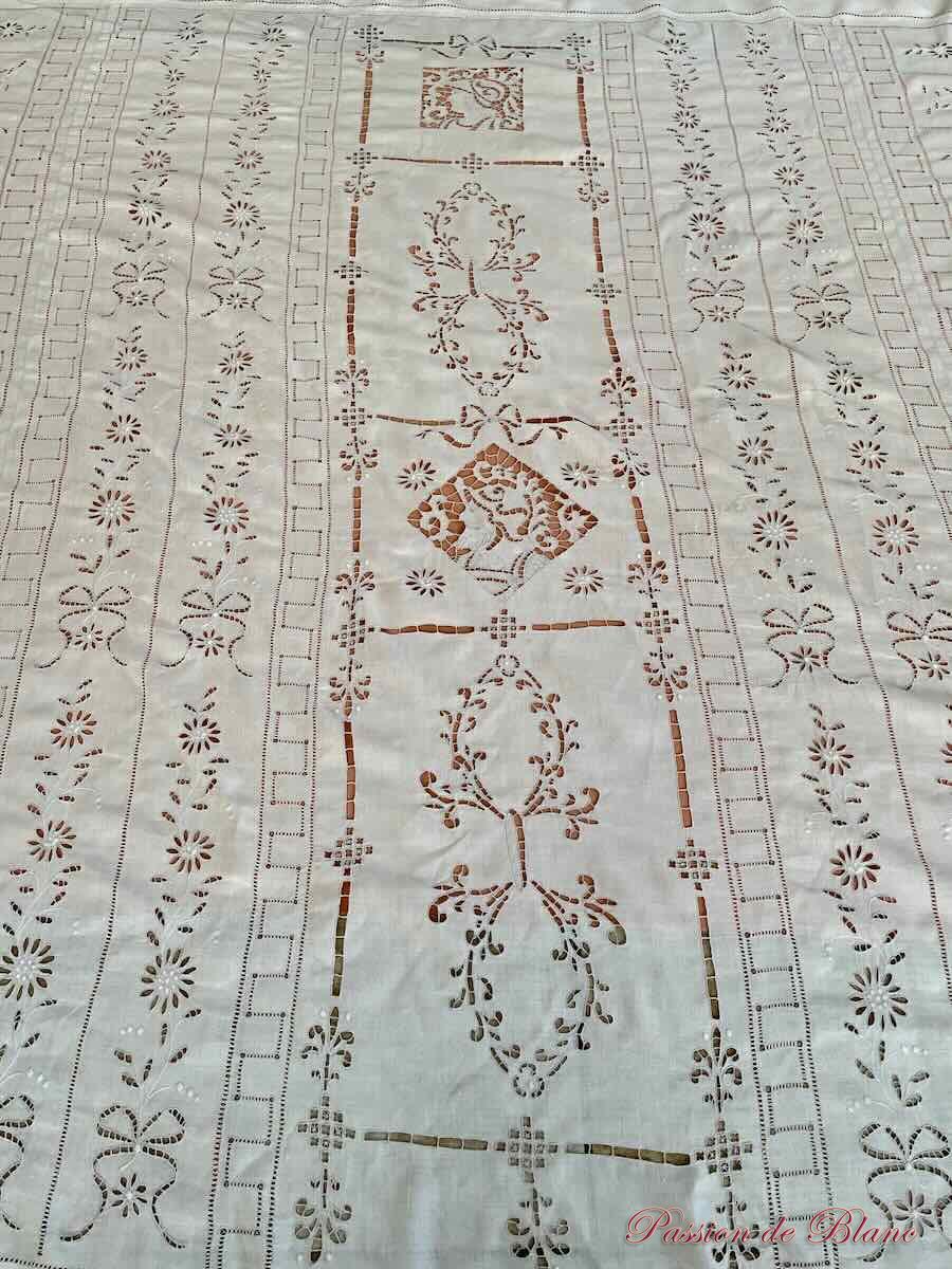 dessus de lit lin broderie