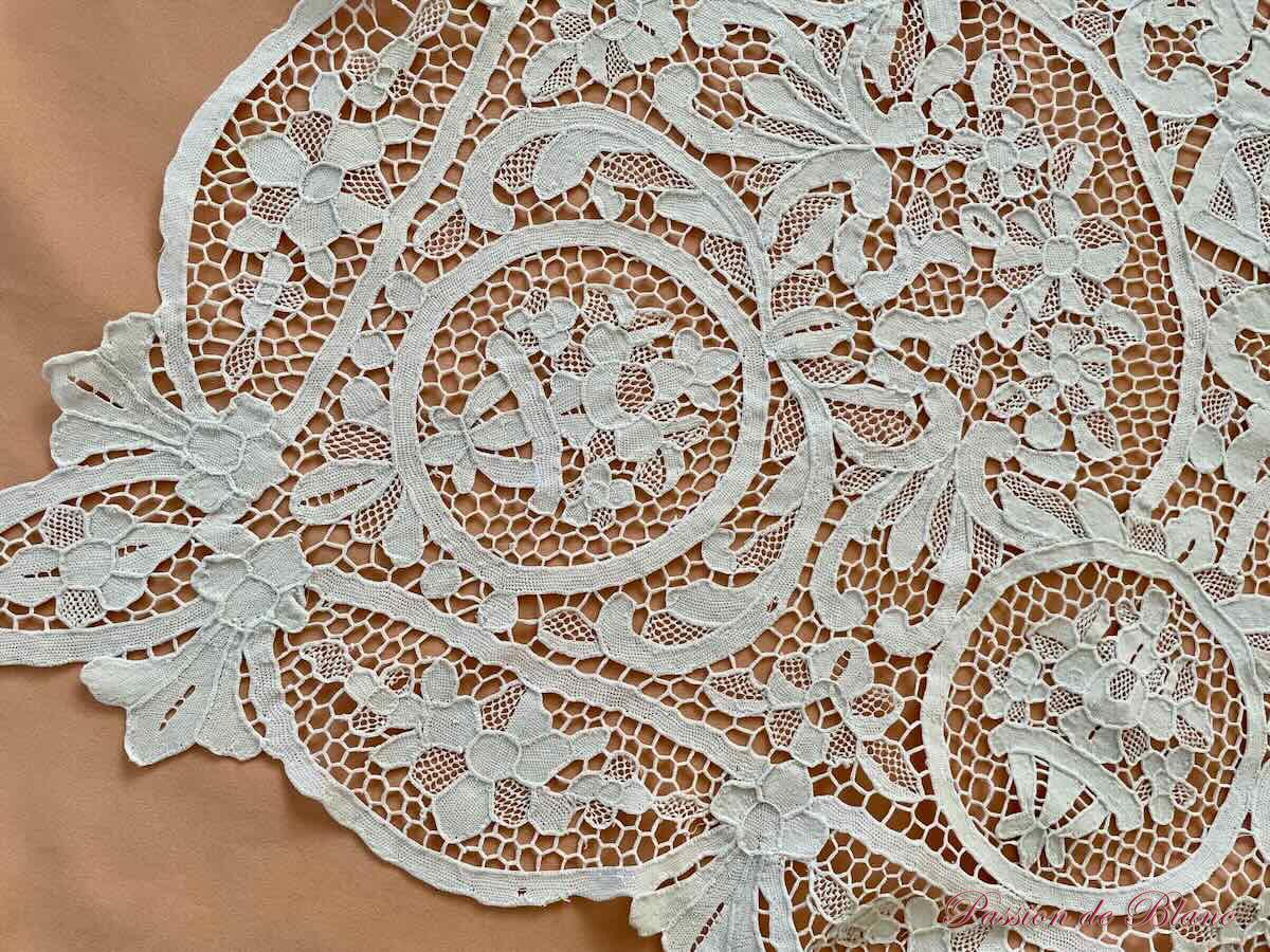 Belle nappe carrée en dentelle de Venise réalisée à l'aiguille – Image 7