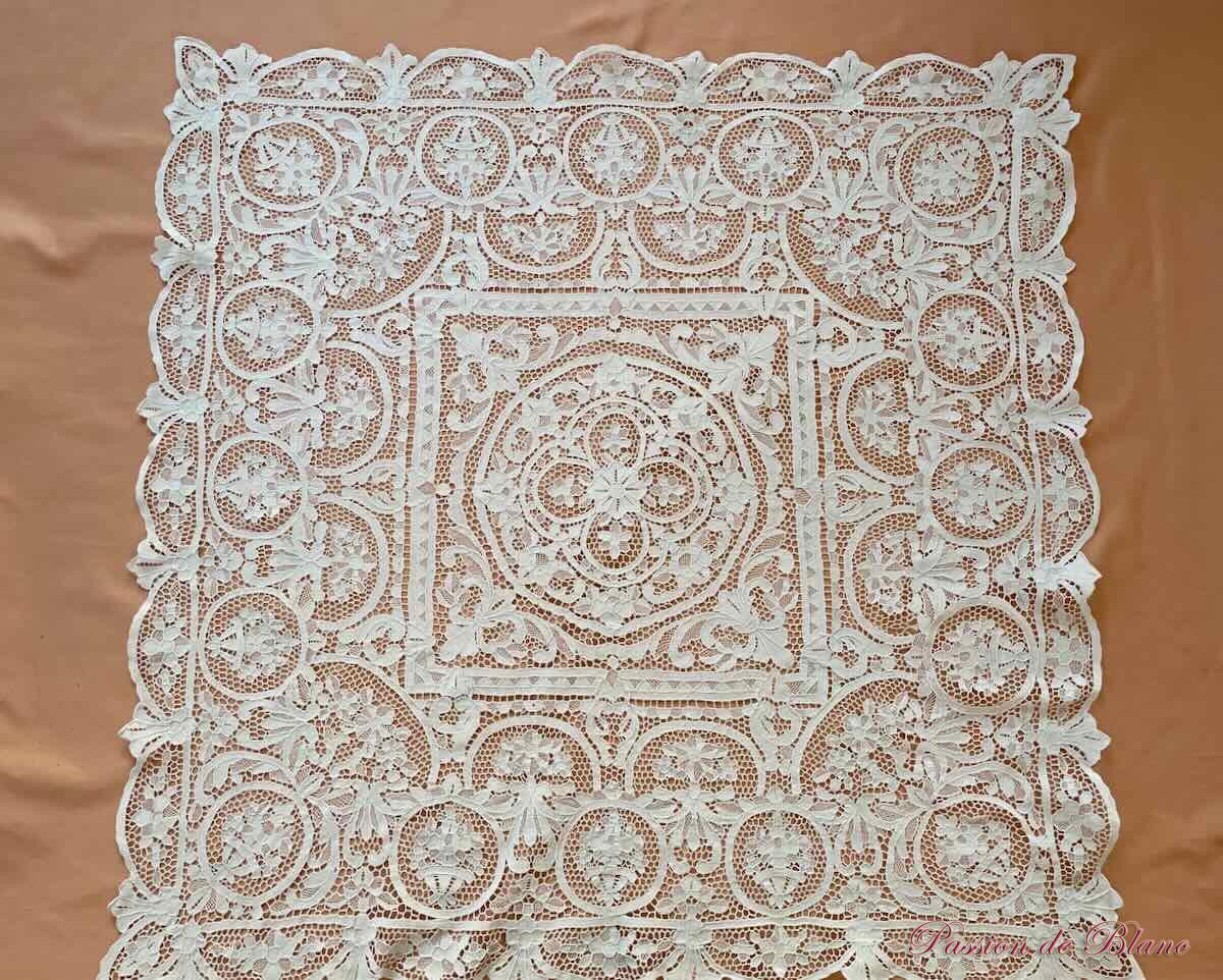 Belle nappe carrée en dentelle de Venise réalisée à l'aiguille – Image 2