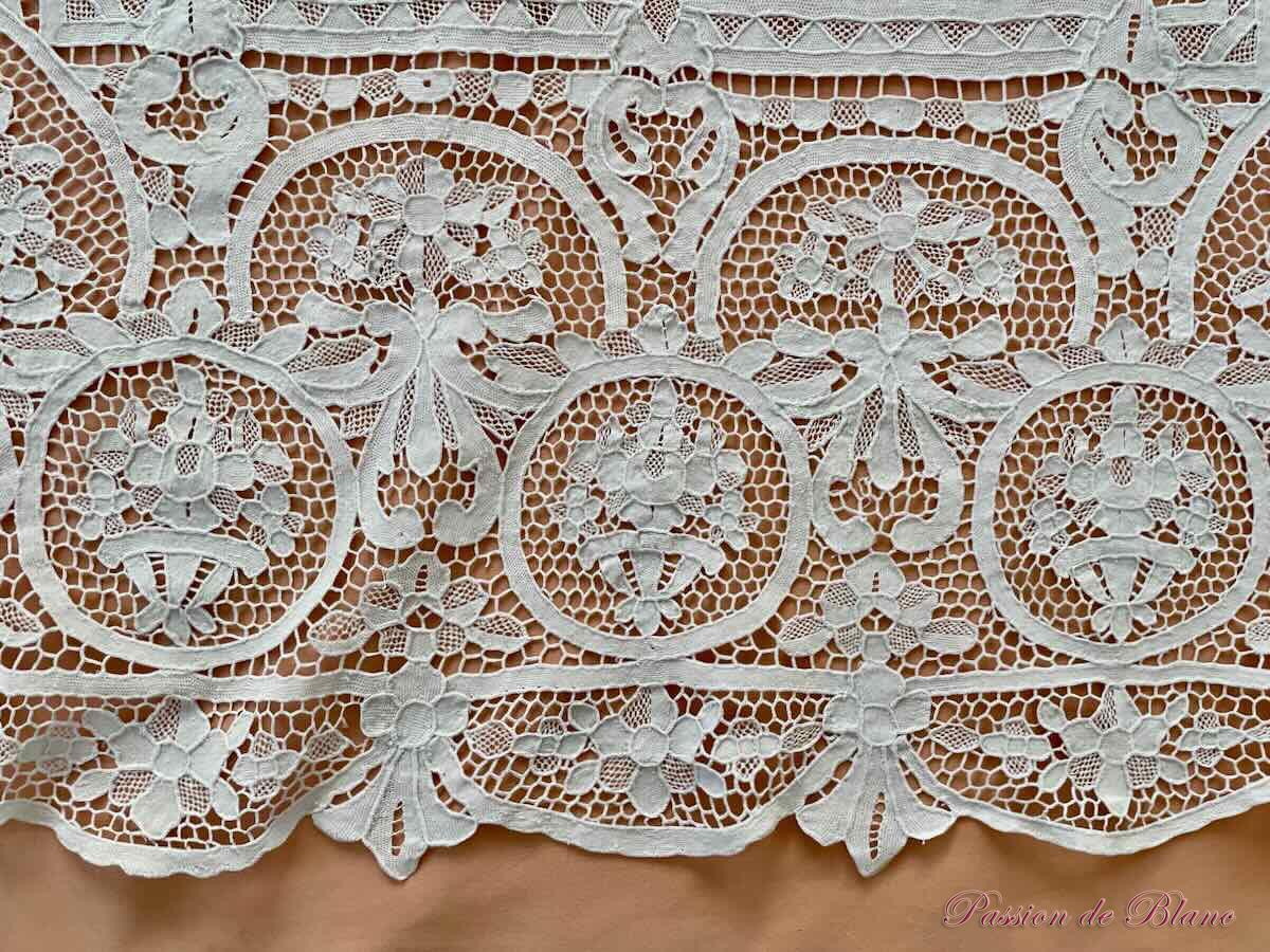 Belle nappe carrée en dentelle de Venise réalisée à l'aiguille – Image 5
