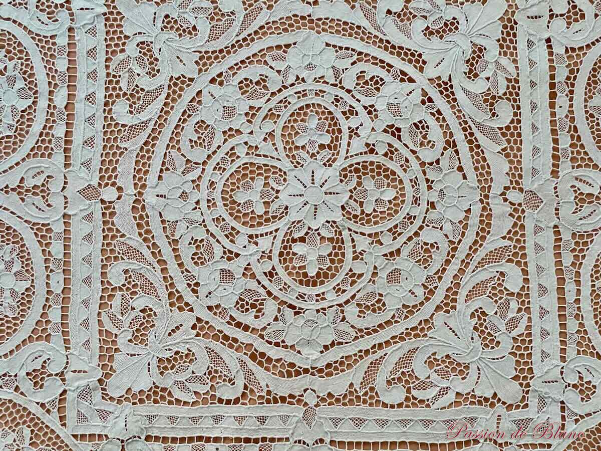 Belle nappe carrée en dentelle de Venise réalisée à l'aiguille – Image 3