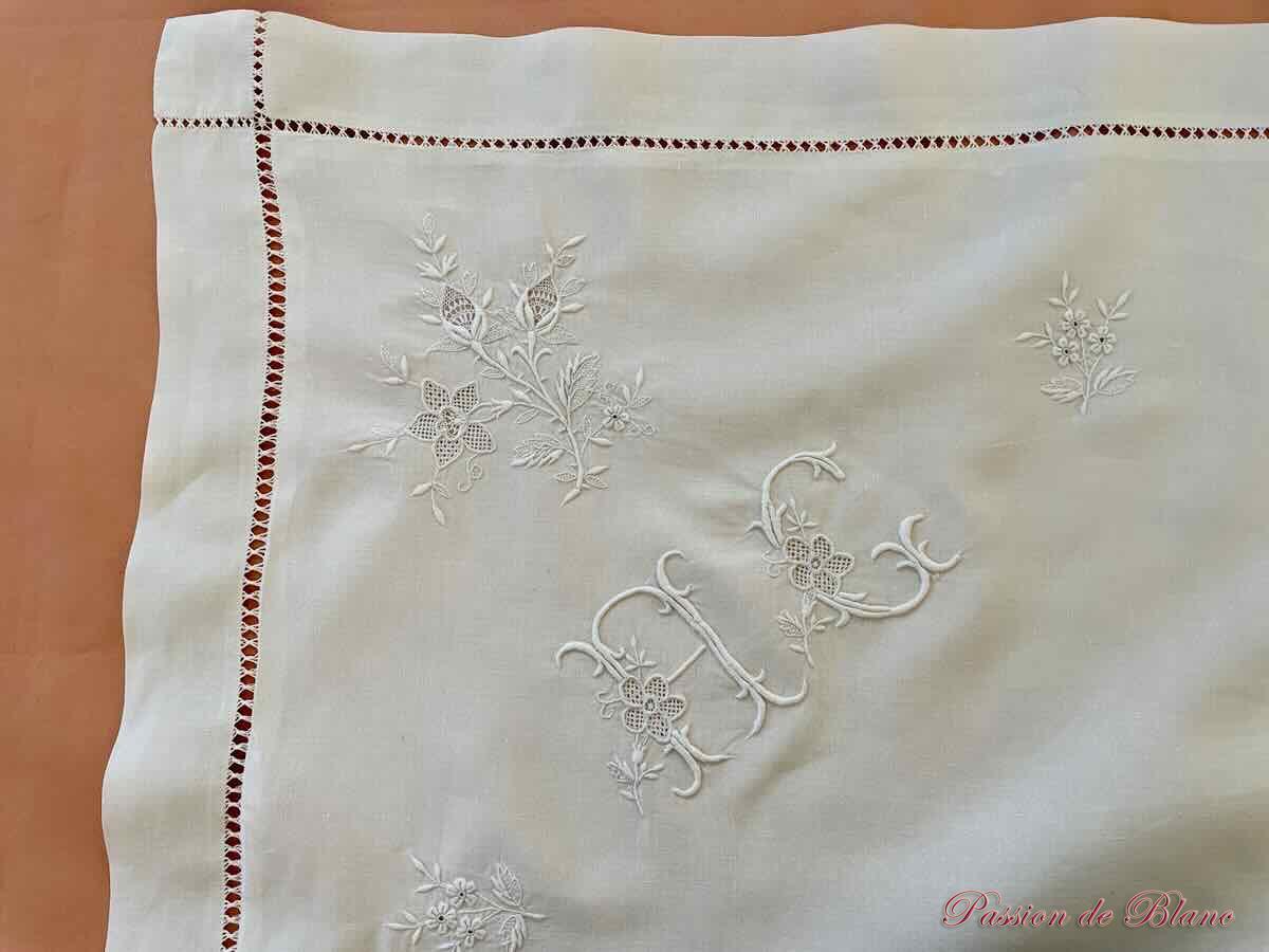Superbe paire de taies avec branchages fleuris sur lin bien fin et monogramme AC – Image 5