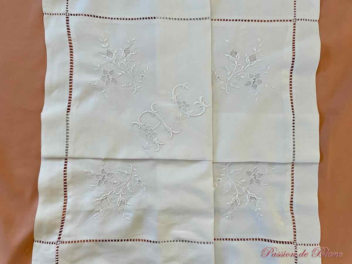 Superbe paire de taies avec branchages fleuris sur lin bien fin et monogramme AC – Image 4