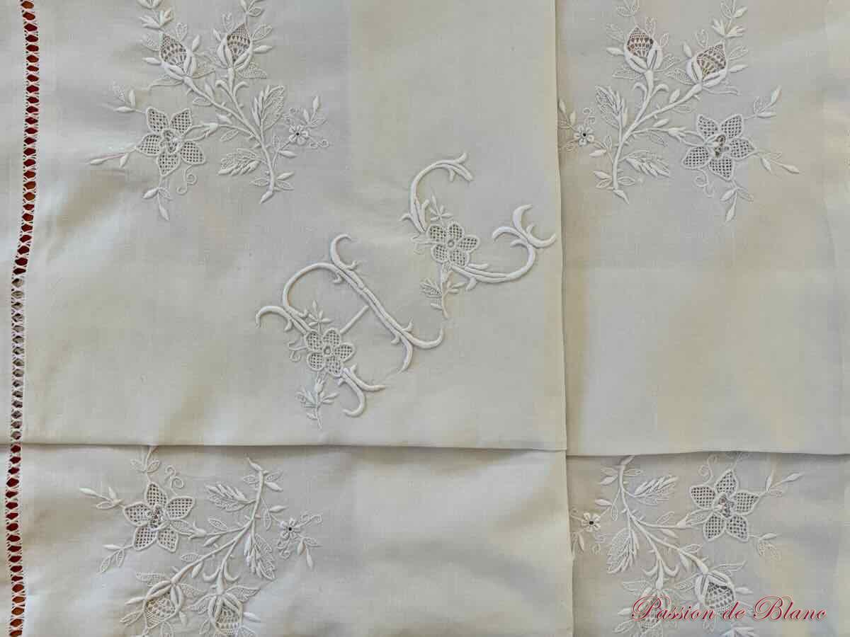 Superbe paire de taies avec branchages fleuris sur lin bien fin et monogramme AC – Image 3