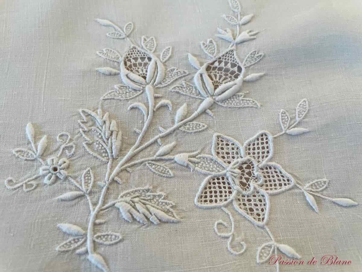 Superbe paire de taies avec branchages fleuris sur lin bien fin et monogramme AC – Image 2