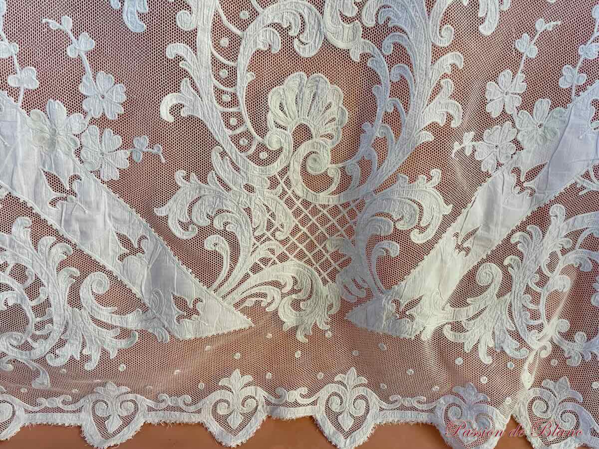 Superbe rideau en tulle blanc en fin coton avec applications de motifs brodés – Image 14