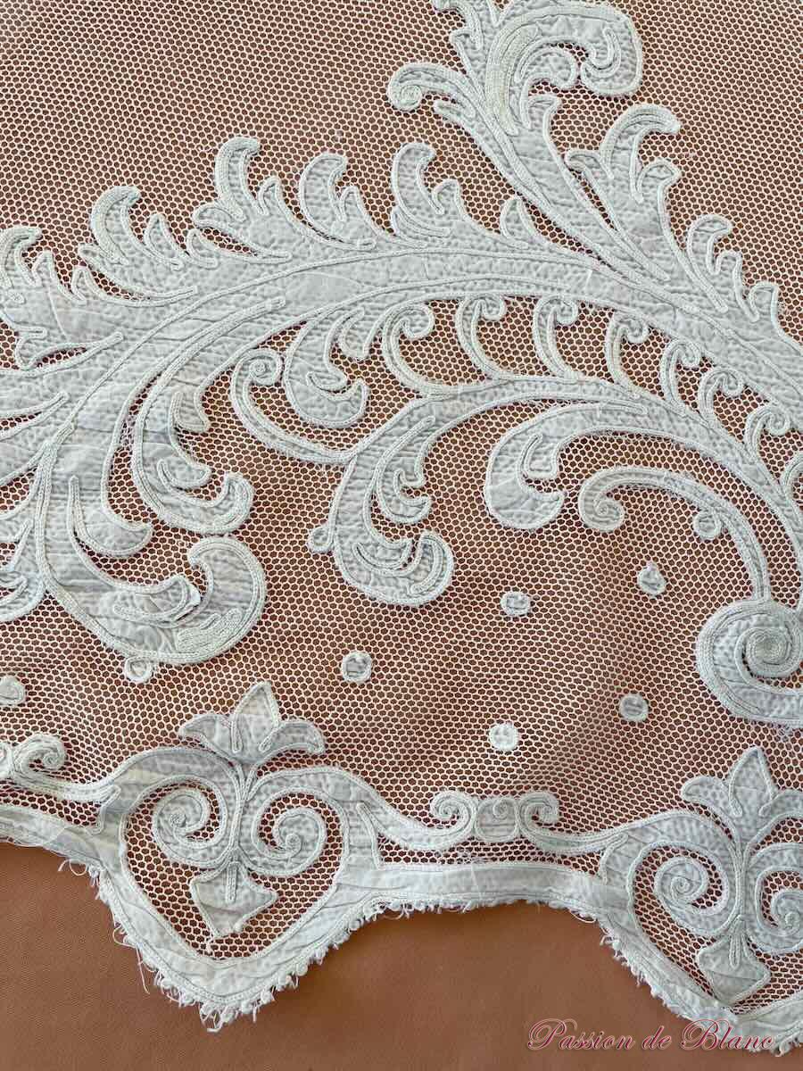 Superbe rideau en tulle blanc en fin coton avec applications de motifs brodés – Image 7