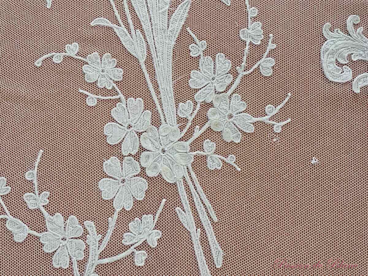 Superbe rideau en tulle blanc en fin coton avec applications de motifs brodés – Image 5