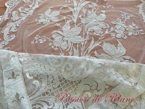 Superbe rideau en tulle blanc en fin coton avec applications de motifs brodés