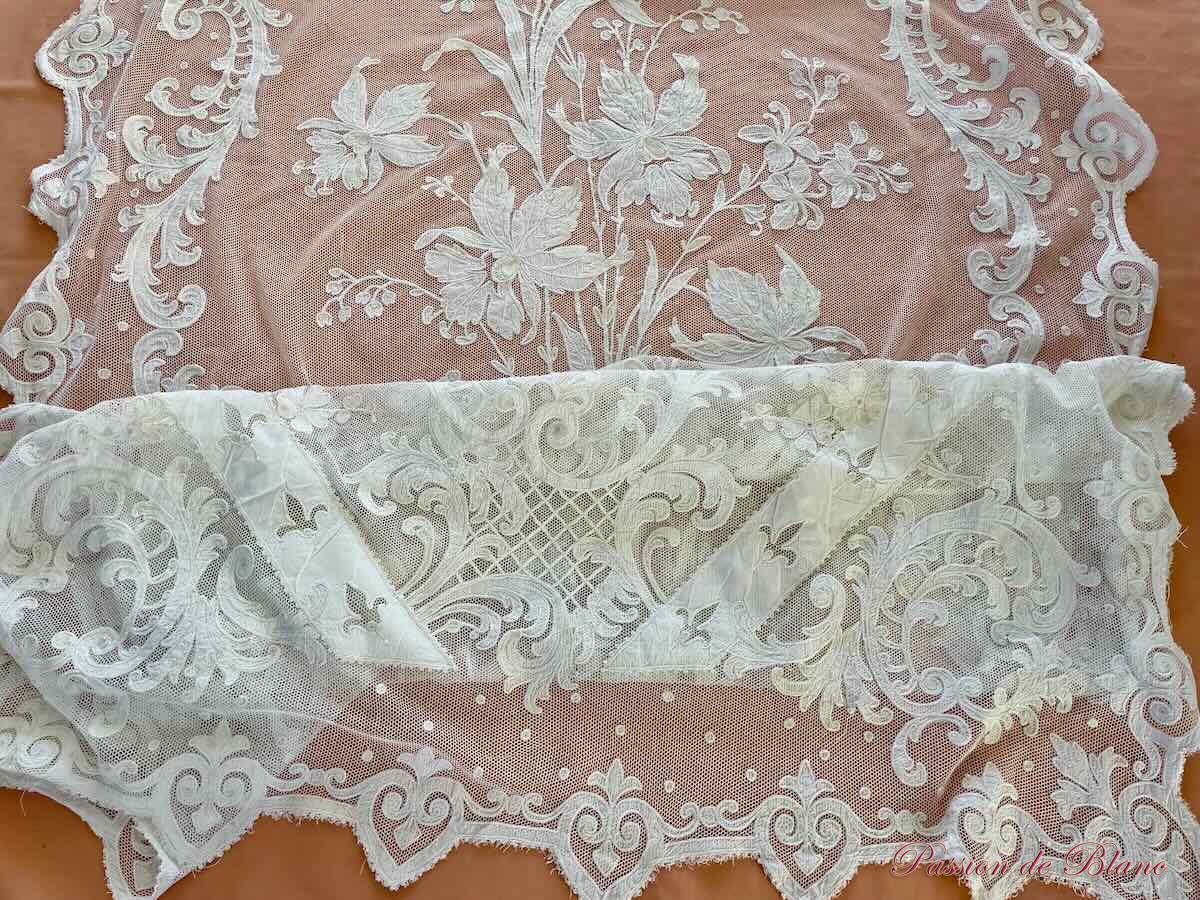 Superbe rideau en tulle blanc en fin coton avec applications de motifs brodés – Image 15