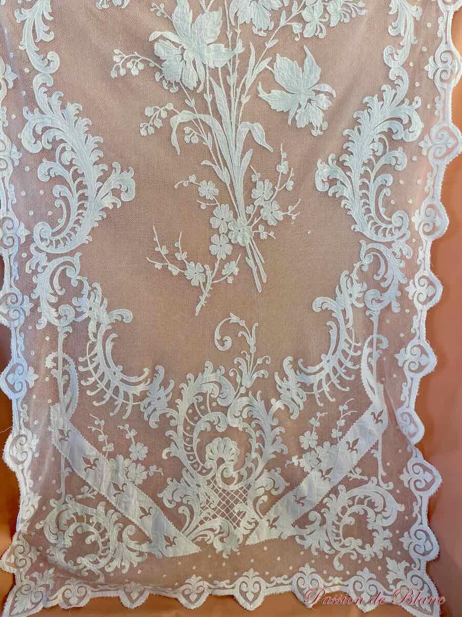 Superbe rideau en tulle blanc en fin coton avec applications de motifs brodés – Image 6