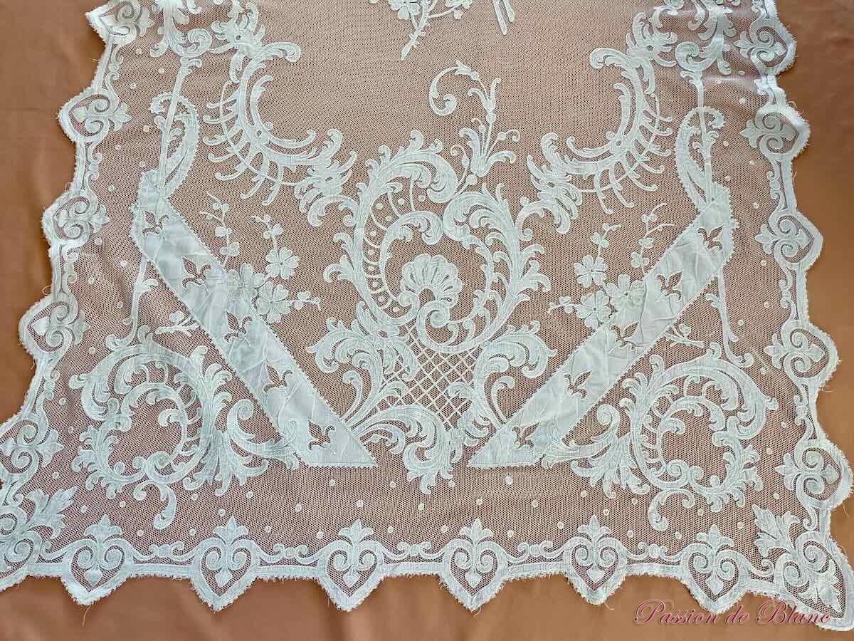 Superbe rideau en tulle blanc en fin coton avec applications de motifs brodés – Image 11