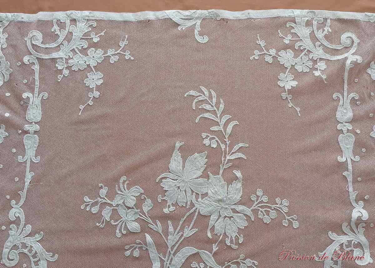 Superbe rideau en tulle blanc en fin coton avec applications de motifs brodés – Image 10