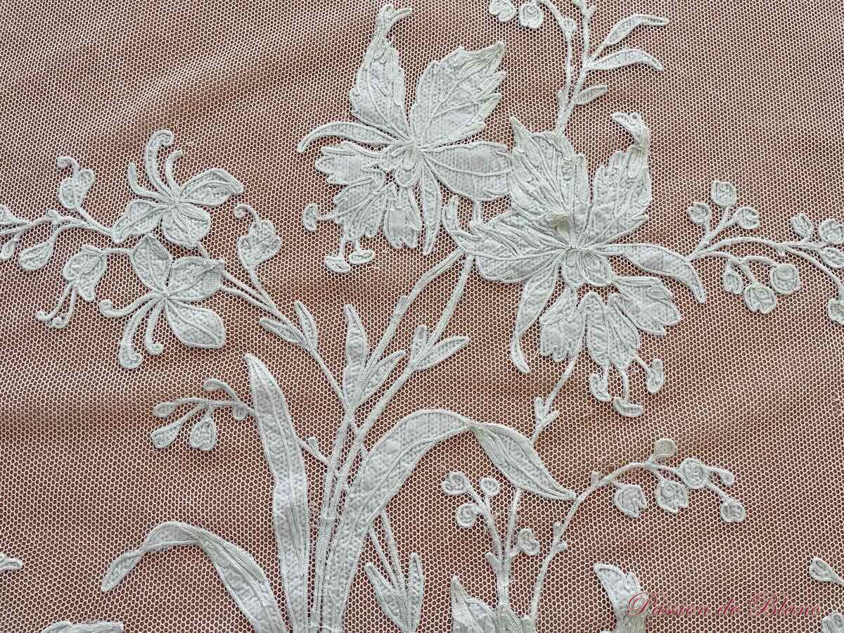 Superbe rideau en tulle blanc en fin coton avec applications de motifs brodés – Image 3