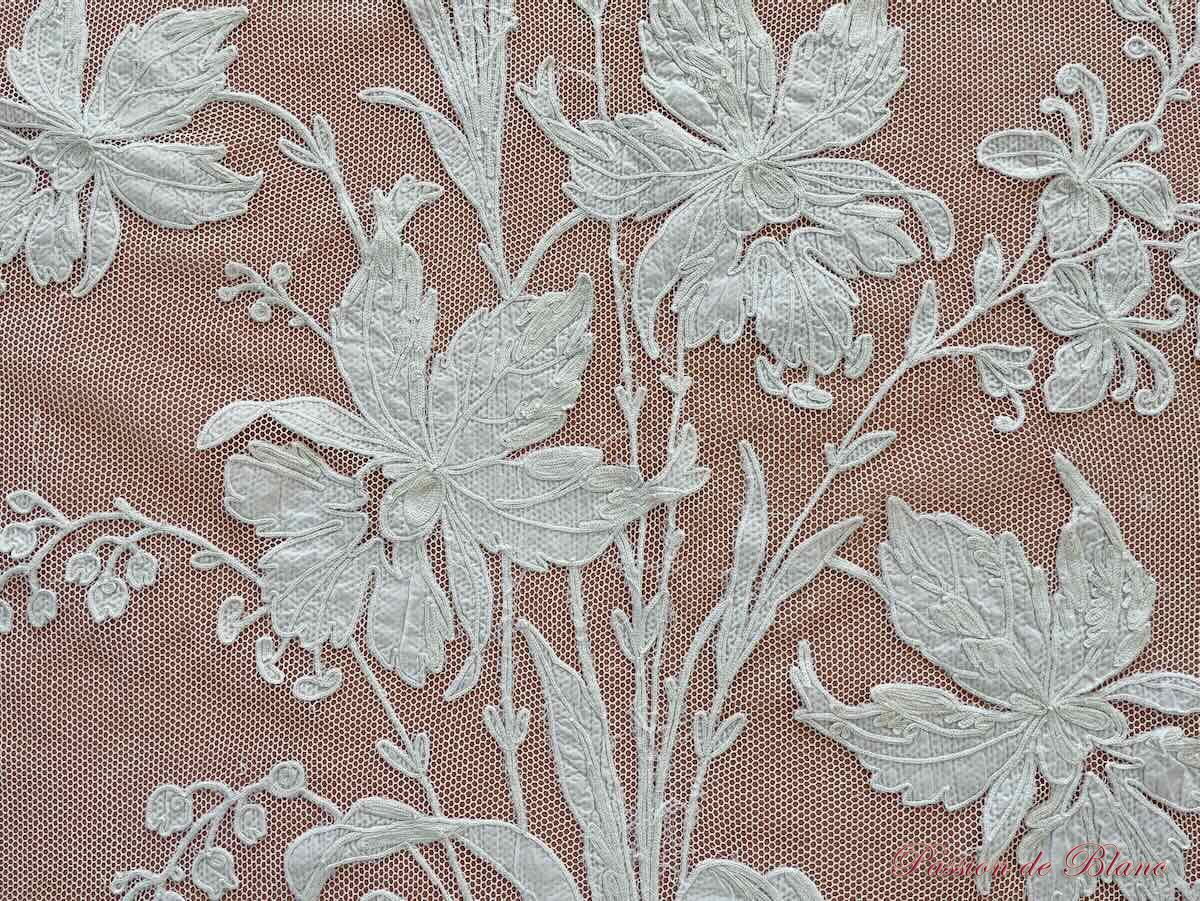 Superbe rideau en tulle blanc en fin coton avec applications de motifs brodés – Image 9