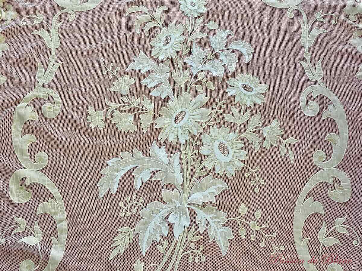 Rideau en tulle fin avec applications de motifs brodés couleur Napoléon III – Image 4