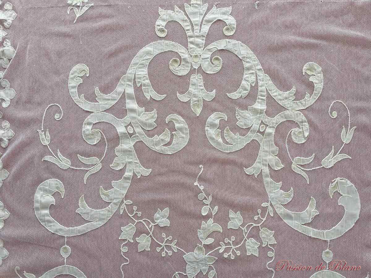 Rideau en tulle fin avec applications de motifs brodés couleur Napoléon III – Image 6