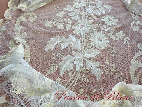 Grand rideau en tulle fin et blanc avec applications de motifs brodés couleur Napoléon III