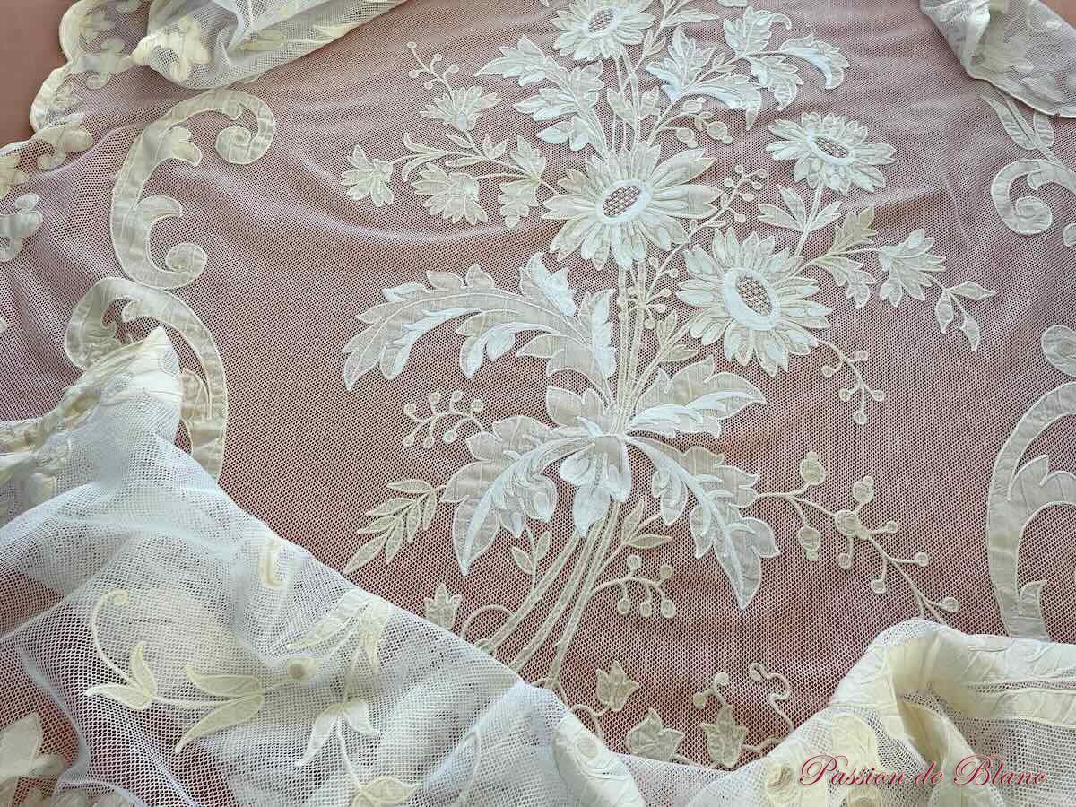 rideau Napoléon 3 en tulle brodé