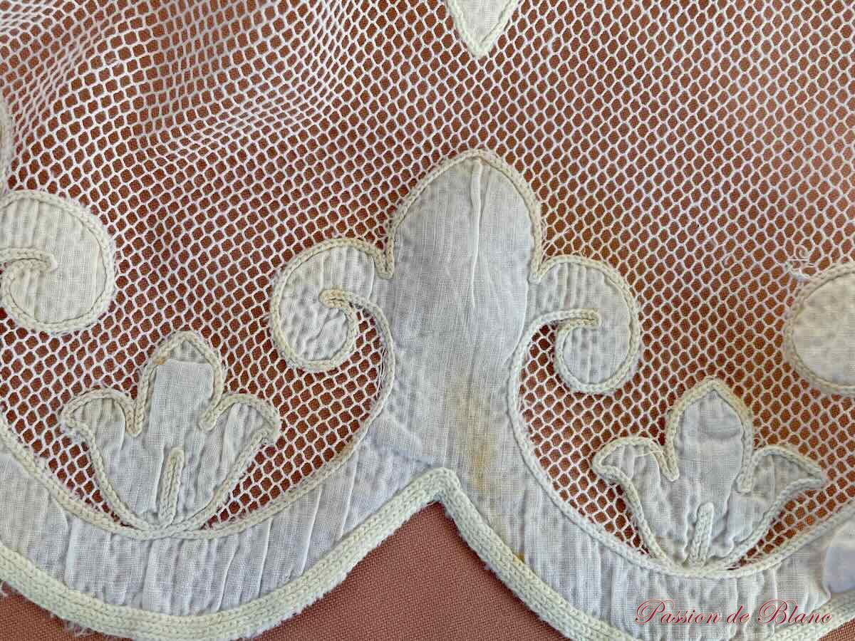 Rideau en tulle fin avec applications de motifs brodés couleur Napoléon III – Image 2