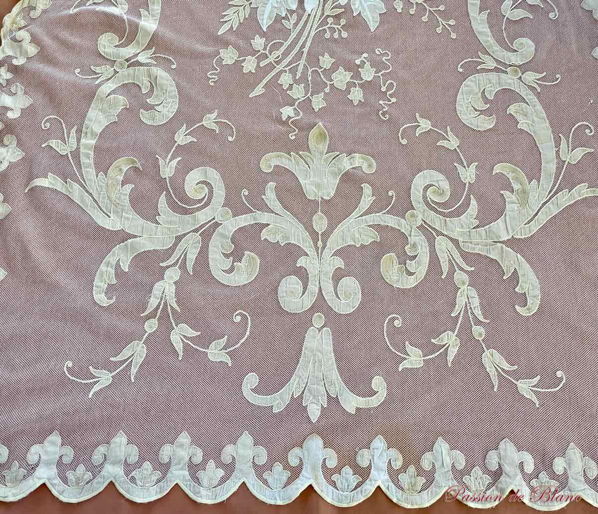 Rideau en tulle fin avec applications de motifs brodés couleur Napoléon III – Image 13