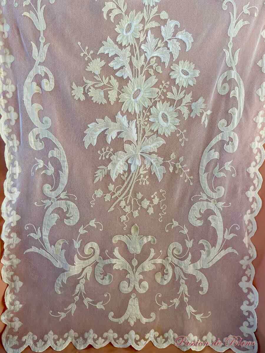 Rideau en tulle fin avec applications de motifs brodés couleur Napoléon III – Image 9
