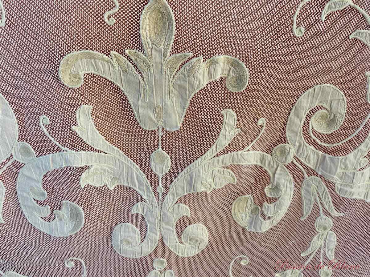 Rideau en tulle fin avec applications de motifs brodés couleur Napoléon III – Image 10