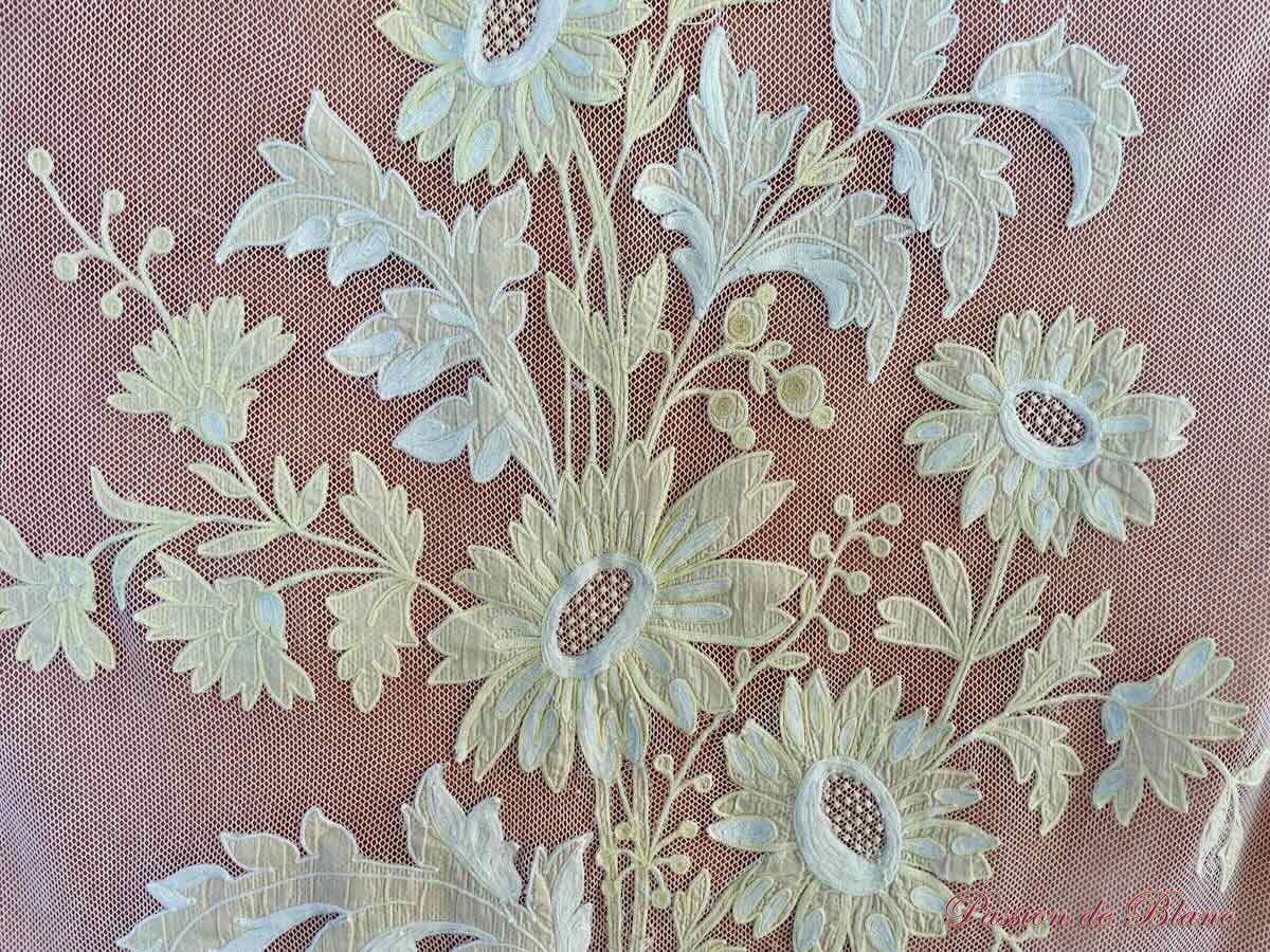 Rideau en tulle fin avec applications de motifs brodés couleur Napoléon III – Image 3