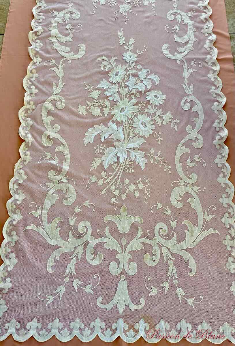 Rideau en tulle fin avec applications de motifs brodés couleur Napoléon III – Image 8