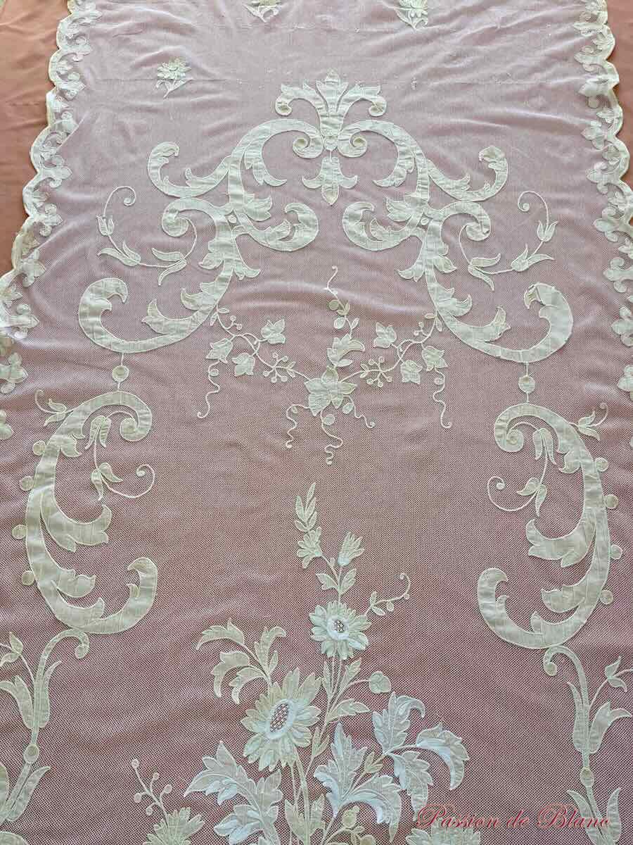 Rideau en tulle fin avec applications de motifs brodés couleur Napoléon III – Image 7